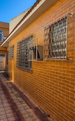 Casa à venda com 350m², 5 quartos e 6 vagas Casa à venda com 350m², 5 quartos e 6 vagasEntrada Garagem Lateral Casa