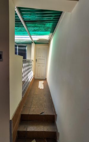 Casa à venda com 350m², 5 quartos e 6 vagas Casa à venda com 350m², 5 quartos e 6 vagasAcesso as caixas de d'água cômodo auxiliar