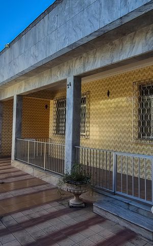 Casa à venda com 350m², 5 quartos e 6 vagas Casa à venda com 350m², 5 quartos e 6 vagasFrente Casa Varanda