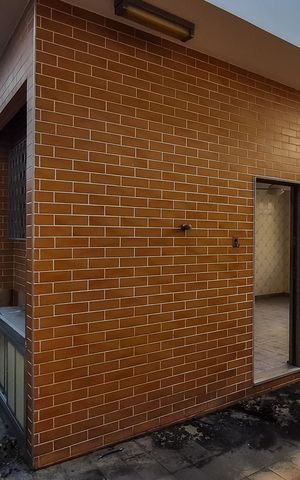 Casa à venda com 350m², 5 quartos e 6 vagas Casa à venda com 350m², 5 quartos e 6 vagasFundos da Casa - Lateral
