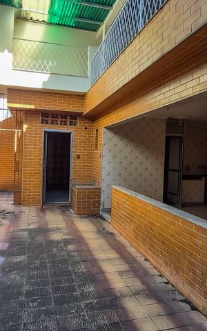 Casa à venda com 350m², 5 quartos e 6 vagas Casa à venda com 350m², 5 quartos e 6 vagasFundos da Casa