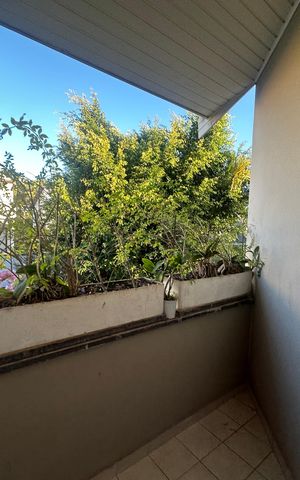 Casa de condomínio para alugar com 500m², 4 quartos e 4 vagas Casa de condomínio para alugar com 500m², 4 quartos e 4 vagasVaranda
