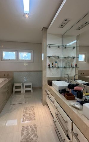 Casa de condomínio para alugar com 500m², 4 quartos e 4 vagas Casa de condomínio para alugar com 500m², 4 quartos e 4 vagasBanheiro da Suíte 2