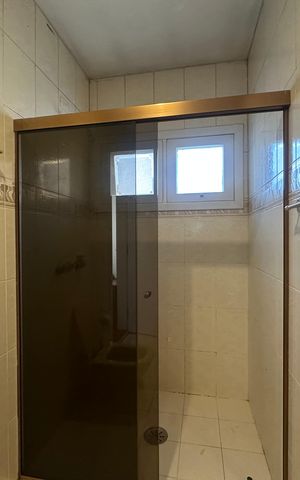 Casa de condomínio para alugar com 500m², 4 quartos e 4 vagas Casa de condomínio para alugar com 500m², 4 quartos e 4 vagasBanheiro da Suíte 1