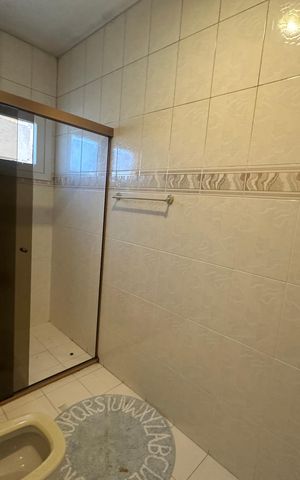 Casa de condomínio para alugar com 500m², 4 quartos e 4 vagas Casa de condomínio para alugar com 500m², 4 quartos e 4 vagasBanheiro da Suíte 1