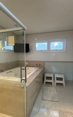 Casa de condomínio para alugar com 500m², 4 quartos e 4 vagas Casa de condomínio para alugar com 500m², 4 quartos e 4 vagasBanheiro da Suíte 2