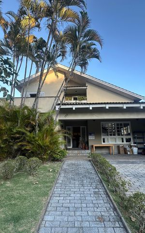 Casa de condomínio para alugar com 500m², 4 quartos e 4 vagas Casa de condomínio para alugar com 500m², 4 quartos e 4 vagasFachada