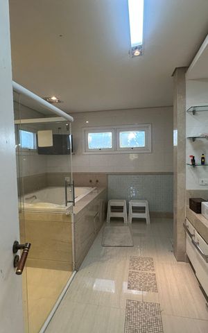 Casa de condomínio para alugar com 500m², 4 quartos e 4 vagas Casa de condomínio para alugar com 500m², 4 quartos e 4 vagasBanheiro da Suíte 2