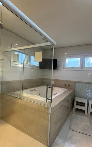 Casa de condomínio para alugar com 500m², 4 quartos e 4 vagas Casa de condomínio para alugar com 500m², 4 quartos e 4 vagasBanheiro da Suíte 2
