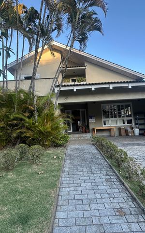 Casa de condomínio para alugar com 500m², 4 quartos e 4 vagas Casa de condomínio para alugar com 500m², 4 quartos e 4 vagasFachada