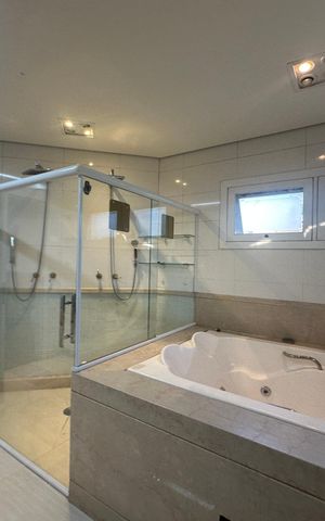 Casa de condomínio para alugar com 500m², 4 quartos e 4 vagas Casa de condomínio para alugar com 500m², 4 quartos e 4 vagasBanheiro da Suíte 2