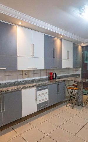 Casa à venda com 250m², 4 quartos e 2 vagas Casa à venda com 250m², 4 quartos e 2 vagasCozinha