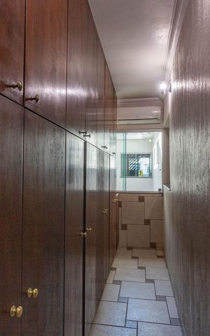 Casa à venda com 250m², 4 quartos e 2 vagas Casa à venda com 250m², 4 quartos e 2 vagasCloset / armarios