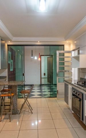 Casa à venda com 250m², 4 quartos e 2 vagas Casa à venda com 250m², 4 quartos e 2 vagasCozinha