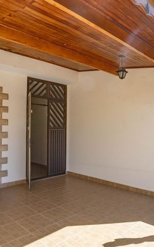 Casa à venda com 250m², 4 quartos e 2 vagas Casa à venda com 250m², 4 quartos e 2 vagasVaranda