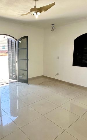Casa à venda com 220m², 3 quartos e 4 vagas Casa à venda com 220m², 3 quartos e 4 vagasQuarto 3