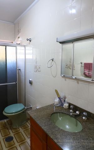 Casa à venda com 208m², 5 quartos e 4 vagasBanheiro 1