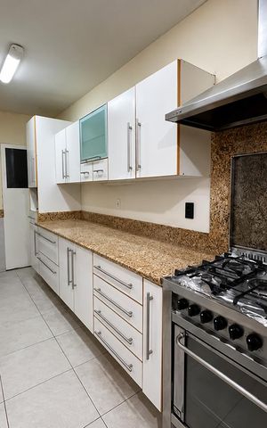 Casa para alugar com 236m², 4 quartos e 2 vagas Casa para alugar com 236m², 4 quartos e 2 vagasCozinha