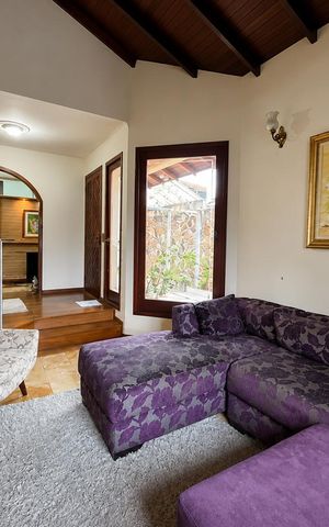 Casa para alugar com 236m², 4 quartos e 2 vagas Casa para alugar com 236m², 4 quartos e 2 vagasSala