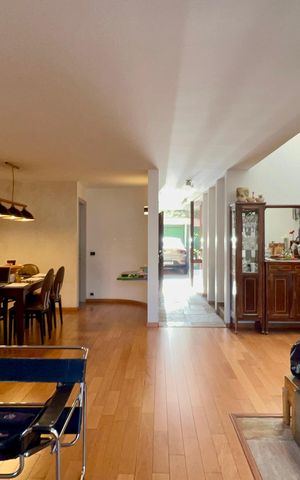 Casa de condomínio à venda com 300m², 4 quartos e 2 vagas Casa de condomínio à venda com 300m², 4 quartos e 2 vagasSala