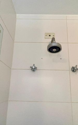 Casa de condomínio à venda com 300m², 4 quartos e 2 vagas Casa de condomínio à venda com 300m², 4 quartos e 2 vagasBanheiro da Suíte 1