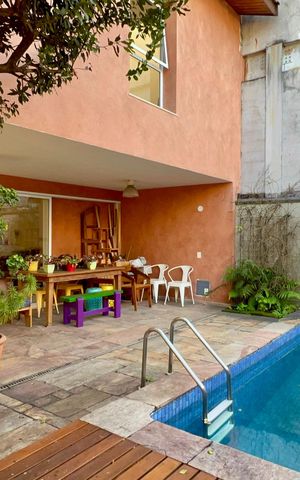 Casa de condomínio à venda com 300m², 4 quartos e 2 vagas Casa de condomínio à venda com 300m², 4 quartos e 2 vagasPiscina