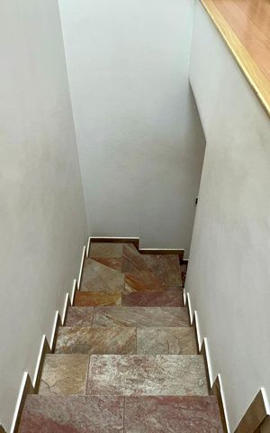 Casa de condomínio à venda com 300m², 4 quartos e 2 vagas Casa de condomínio à venda com 300m², 4 quartos e 2 vagasEscada