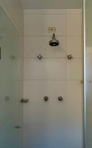 Casa de condomínio à venda com 300m², 4 quartos e 2 vagas Casa de condomínio à venda com 300m², 4 quartos e 2 vagasBanheiro da Suíte 1