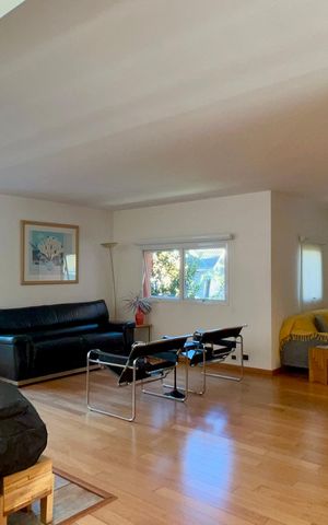Casa de condomínio à venda com 300m², 4 quartos e 2 vagas Casa de condomínio à venda com 300m², 4 quartos e 2 vagasSala