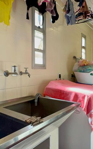 Casa de condomínio à venda com 300m², 4 quartos e 2 vagas Casa de condomínio à venda com 300m², 4 quartos e 2 vagasÁrea de Serviço