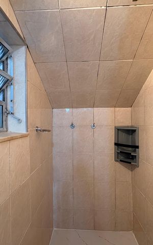 Casa à venda com 323m², 4 quartos e 3 vagas Casa à venda com 323m², 4 quartos e 3 vagasBanheiro casa 2