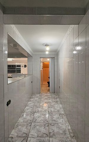 Casa à venda com 323m², 4 quartos e 3 vagas Casa à venda com 323m², 4 quartos e 3 vagasCorredor acesso ao banheiro casa 2