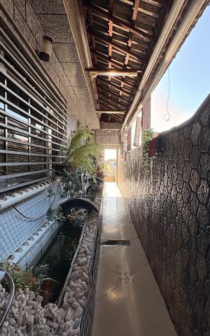 Casa à venda com 323m², 4 quartos e 3 vagas Casa à venda com 323m², 4 quartos e 3 vagasCorredor de acesso à garagem e casa 2