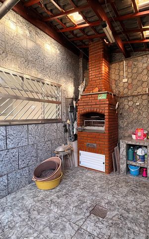 Casa à venda com 323m², 4 quartos e 3 vagas Casa à venda com 323m², 4 quartos e 3 vagasQuintal