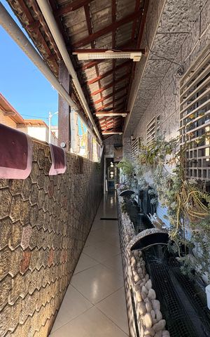 Casa à venda com 323m², 4 quartos e 3 vagas Casa à venda com 323m², 4 quartos e 3 vagasCorredor de acesso à garagem e casa 2