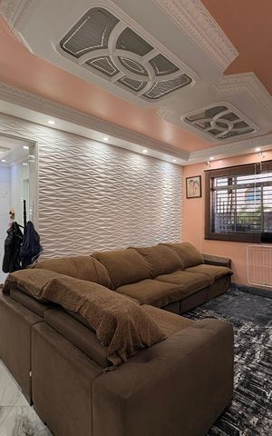 Casa à venda com 323m², 4 quartos e 3 vagas Casa à venda com 323m², 4 quartos e 3 vagasSala