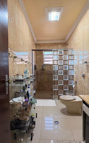 Casa à venda com 323m², 4 quartos e 3 vagas Casa à venda com 323m², 4 quartos e 3 vagasBanheiro