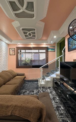 Casa à venda com 323m², 4 quartos e 3 vagas Casa à venda com 323m², 4 quartos e 3 vagasSala