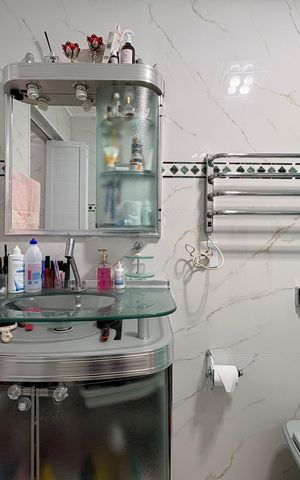 Casa à venda com 323m², 4 quartos e 3 vagas Casa à venda com 323m², 4 quartos e 3 vagasBanheiro 2