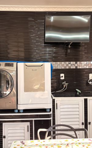 Casa à venda com 323m², 4 quartos e 3 vagas Casa à venda com 323m², 4 quartos e 3 vagasLavanderia