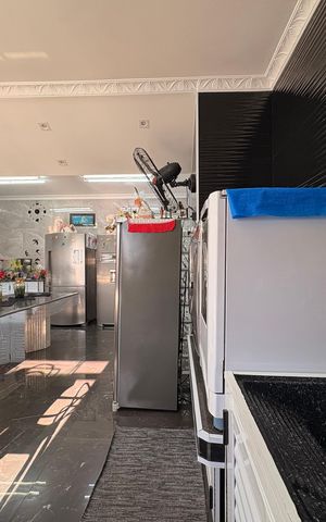 Casa à venda com 323m², 4 quartos e 3 vagas Casa à venda com 323m², 4 quartos e 3 vagasLavanderia