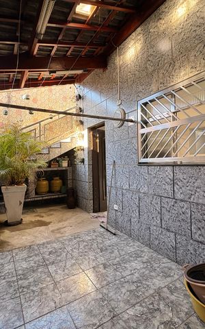 Casa à venda com 323m², 4 quartos e 3 vagas Casa à venda com 323m², 4 quartos e 3 vagasQuintal