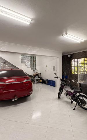 Casa à venda com 323m², 4 quartos e 3 vagas Casa à venda com 323m², 4 quartos e 3 vagasGaragem