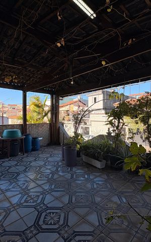 Casa à venda com 323m², 4 quartos e 3 vagas Casa à venda com 323m², 4 quartos e 3 vagasVaranda