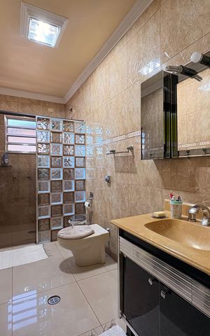 Casa à venda com 323m², 4 quartos e 3 vagas Casa à venda com 323m², 4 quartos e 3 vagasBanheiro