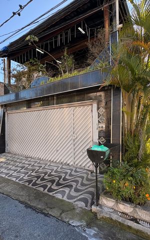 Casa à venda com 323m², 4 quartos e 3 vagas Casa à venda com 323m², 4 quartos e 3 vagasFachada