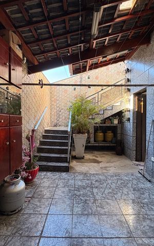 Casa à venda com 323m², 4 quartos e 3 vagas Casa à venda com 323m², 4 quartos e 3 vagasQuintal