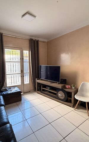 Casa à venda com 123m², 2 quartos e 2 vagasSala