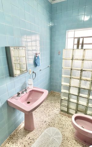 Casa à venda com 180m², 2 quartos e 2 vagas Casa à venda com 180m², 2 quartos e 2 vagasBanheiro