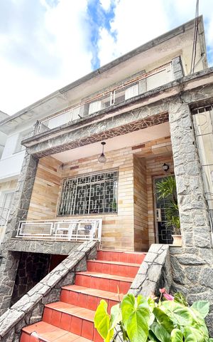 Casa à venda com 180m², 2 quartos e 2 vagas Casa à venda com 180m², 2 quartos e 2 vagasEntrada